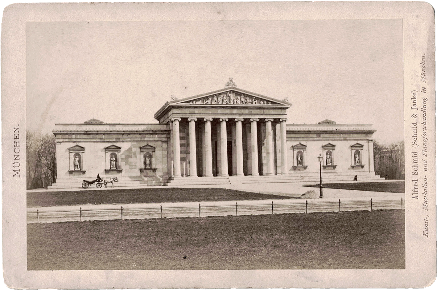 Glyptothek | Fotografie, Albuminpapier (ca. 1875) | Vertrieb: Alfred Schmid (Schmid & Janke), Kunst-, Musikalien- und Pianofortehandlung in München | Sammlung Betz, © Munich Dance Histories